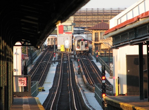 R-160B @ Astoria-Ditmars Blvd (N). Photo taken by Brian Weinberg, 8/27/2007.