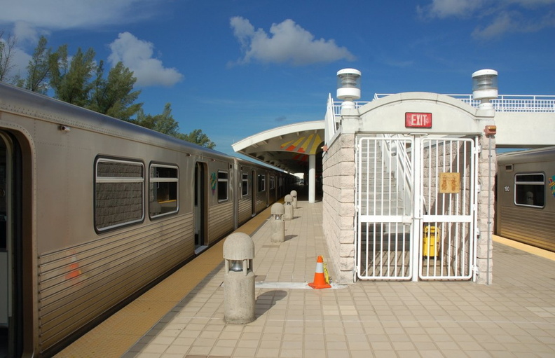 Miami Metrorail cars 206 and 190 @ Palmetto Station. Photo taken by Brian Weinberg, 9/12/2007.