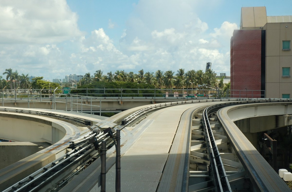 Miami Metromover north junction where the Omni Loop extension connects to downtown. Photo taken by Brian Weinberg, 9/12/2007.