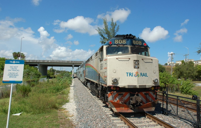 Tri-Rail F40PHC-2C 808 @ Sheridan Street Station. Photo taken by Brian Weinberg, 9/12/2007.