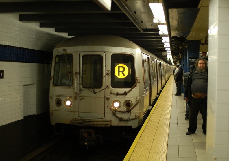 R-46 6244 @ Jackson Heights-Roosevelt Avenue (R). Photo taken by Brian Weinberg, 11/25/2007. DSC_7343fa.jpg
