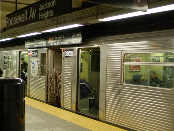 R-32 3824 &amp; 3825 @ Jackson Heights-Roosevelt Avenue (E). Note that the cars are not crowded at all. Photo taken by Brian Wei