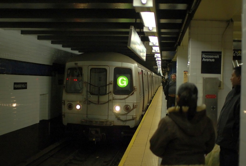 R-46 5486 @ Jackson Heights-Roosevelt Avenue (G). Yes, it is really a (G) at this station, as the applicable General Orders were canceled for the weekend. Photo taken by Brian Weinberg, 11/25/2007. DSC_7358fa.jpg