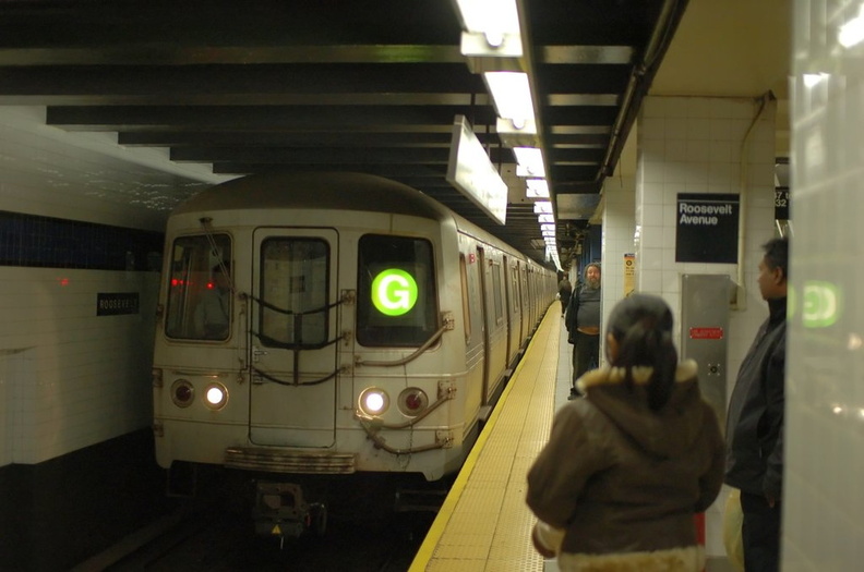 R-46 5486 @ Jackson Heights-Roosevelt Avenue (G). Yes, it is really a (G) at this station, as the applicable General Orders were canceled for the weekend. Photo taken by Brian Weinberg, 11/25/2007. DSC_7359fa.jpg