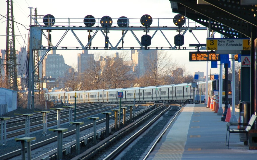 LIRR M-7 @ Woodside. Photo taken by Brian Weinberg, 1/20/2008.