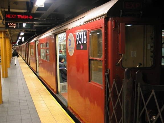 R-33WF 9316 @ Flushing - Main St (7). Photo taken by Brian Weinberg, 10/13/2003.