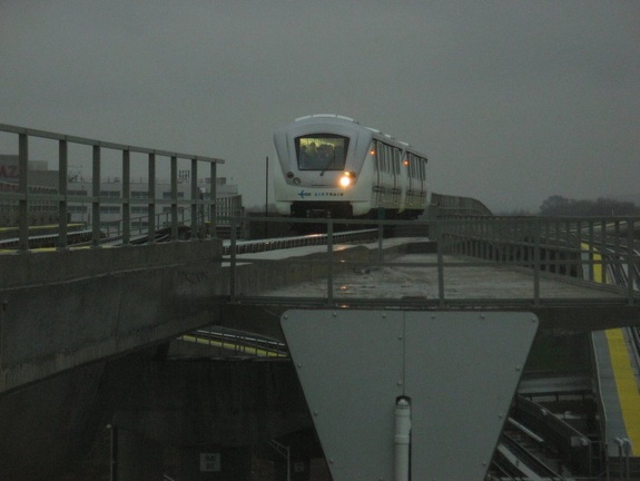 Inbound from Jamaica AirTrain arriving at Federal Circle station. Note the burnt out headlight.