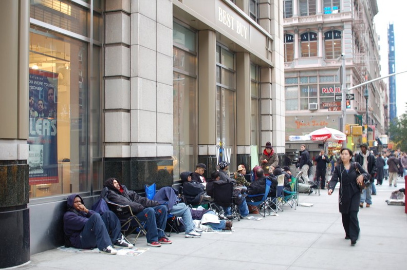 People camped out in line days in advance outside of Best Buy in order to be first to purchase a PlayStation 3. Photo taken by Brian Weinberg, 11/15/2006. DSC_8314a.jpg
