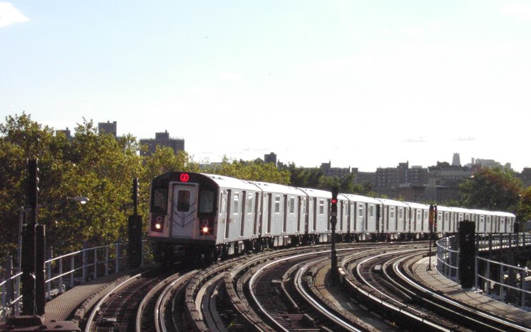 R-142 @ Jackson Av (2). Photo taken by Brian Weinberg, 8/6/2002.