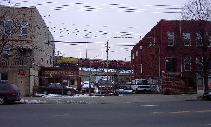 R-33ML 9070 @ Unionport Yard. Photo by Brian Weinberg, 02/15/2003. (94kb)