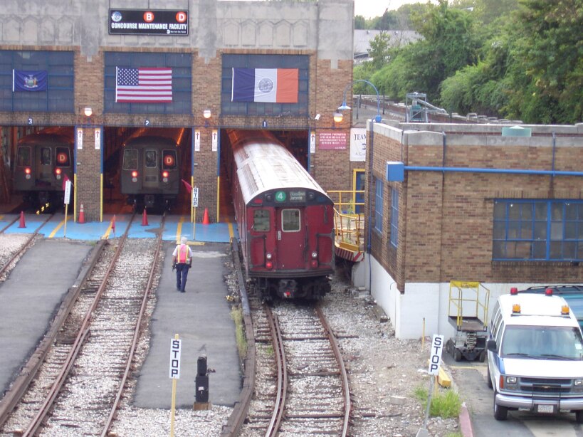 R-33ML 9226 and 9227 @ Concourse Yard. Photo taken by Brian Weinberg, 8/1/2002.
