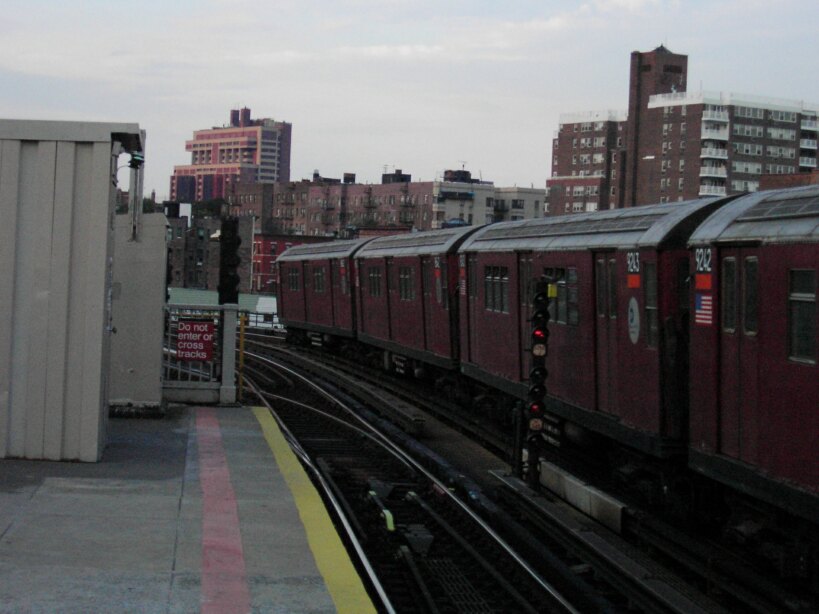 R-33ML 9243 @ Bedford Pk Blvd-Lehman College (4). Photo taken by Brian Weinberg, 8/1/2002.