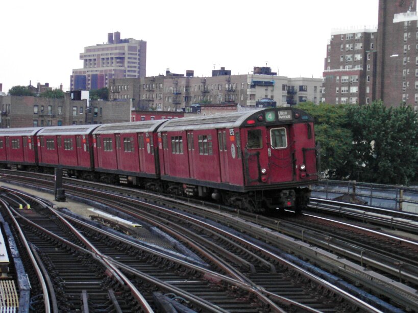 R-33ML 9275 @ Bedford Pk Blvd-Lehman College (4). Photo taken by Brian Weinberg, 8/1/2002.