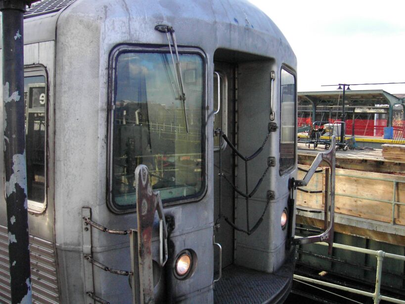 R-42 @ Atlantic Av (L). Photo by Brian Weinberg, 11/27/2002. (96k)