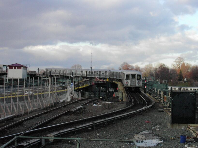 R-42 @ leaving Atlantic Av (L). Photo by Brian Weinberg, 11/27/2002. (80k)
