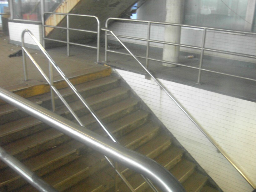 South Ferry (1/9). Station was closed due to 9/11. Photo taken by Brian Weinberg, 6/30/2002.