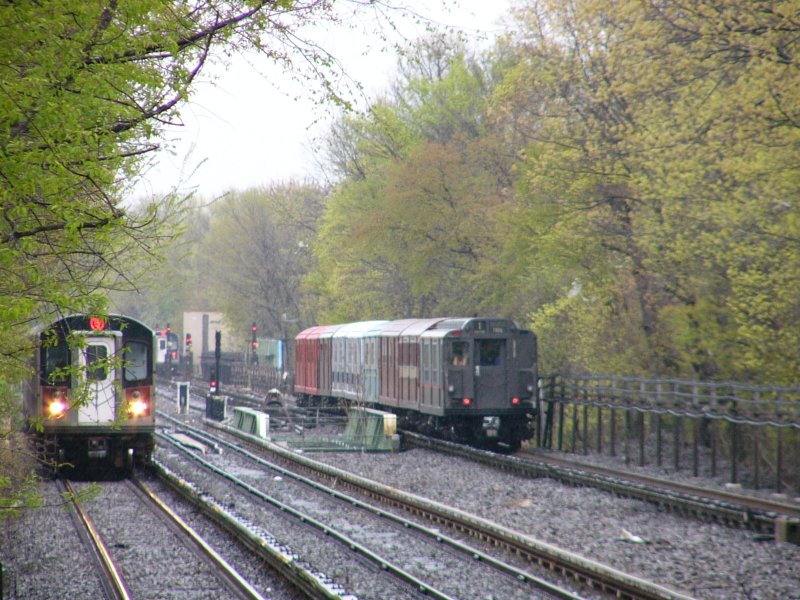 R-12 5760 @ south of Dyre Av (MOD Trip). Photo taken by Brian Weinberg, 4/25/2004.