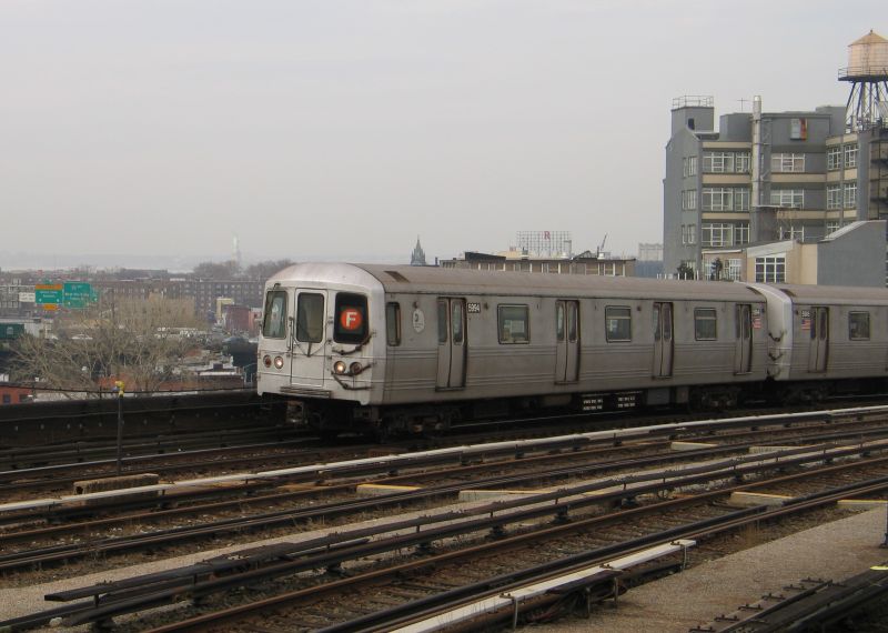 R-46 5994 @ Smith-9th St (F). Photo taken by Brian Weinberg, 1/3/2005.