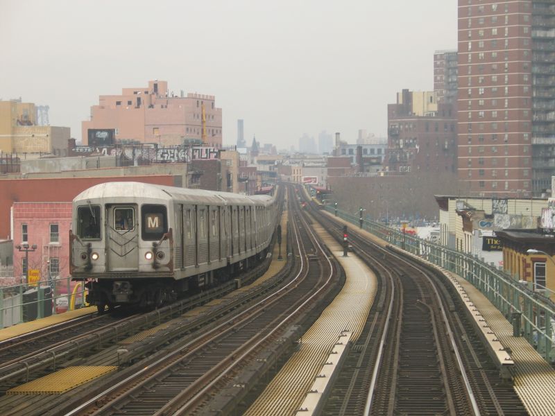 R-42 @ Lorimer St (M). Photo taken by Brian Weinberg, 1/3/2005.