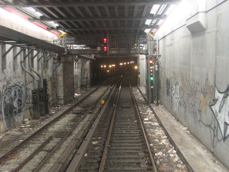 Williamsburg Bridge / Approach to Essex St (J). Photo taken by Brian Weinberg, 1/3/2005.