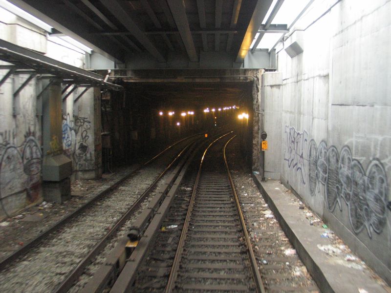 Williamsburg Bridge / Approach to Essex St (J). Photo taken by Brian Weinberg, 1/3/2005.