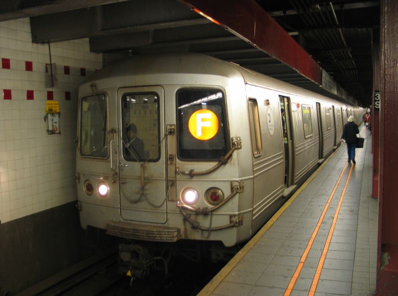 R-46 5760 @ 34 St - Herald Square (F). Photo taken by Brian Weinberg, 1/3/2005.