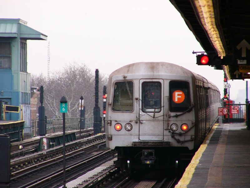 R-46 @ Ditmas Av (F). Photo taken by Brian Weinberg, 1/3/2005.