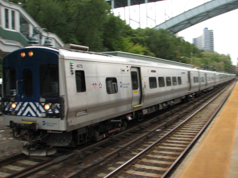 MNCR M-7a 4075 @ Spuyten Duyvil (Hudson Line). Photo taken by Brian Weinberg, 9/28/2005.