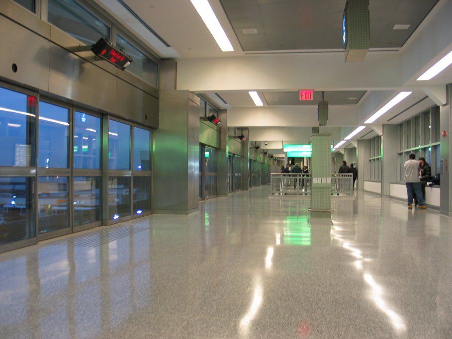 Interior of the lower level (outbound trains) of the Federal Circle station.