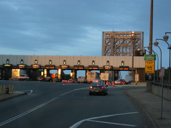 Fort Lee Bridge Plaza. Rockland Coaches Route 84, southbound. Photo taken by Brian Weinberg, 07/09/2003.