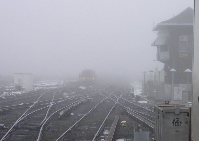 An M-1 trainset fades into the fog @ Jamaica. Photo taken by Brian Weinberg, 02/23/2003. (81kb) PDRM2295.jpg