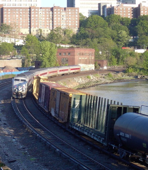 MNR P32AC-DM 212 @ Broadway Bridge. Photo taken by Brian Weinberg. 5/19/2003.
