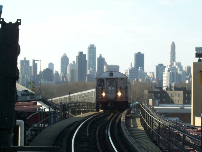 R-32 @ Queensboro Plaza (N). Photo taken by Brian Weinberg, 03/11/2001. r32_var00003.jpg