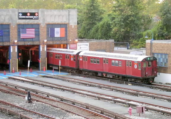 R-33ML 9226 / 9227 @ Concourse Yard. Photo taken by Brian Weinberg, 8/1/2002.