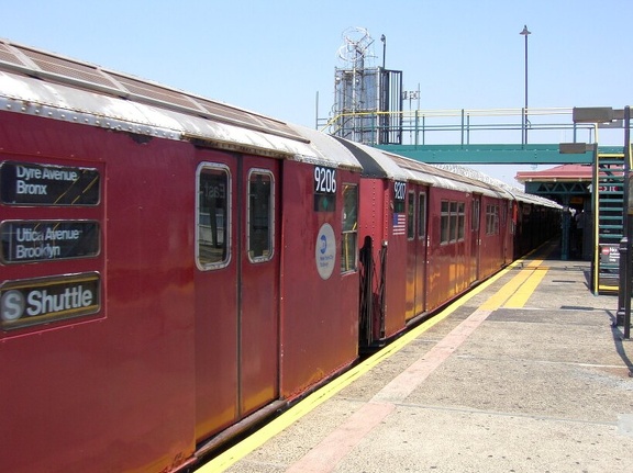 R-33ML 9206 @ E 180 St (5). Photo taken by Brian Weinberg, 8/11/2002.