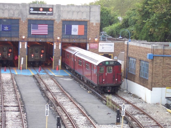 R-33ML 9226 and 9227 @ Concourse Yard. Photo taken by Brian Weinberg, 8/1/2002.