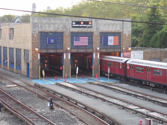 R-33ML 9226 and 9227 @ Concourse Yard. Photo taken by Brian Weinberg, 8/1/2002.