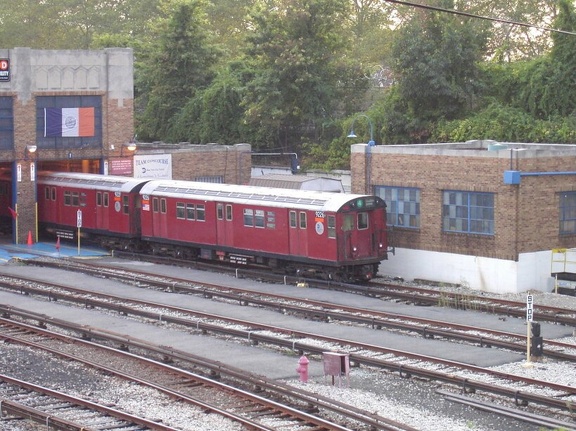 R-33ML 9226 and 9227 @ Concourse Yard. Photo taken by Brian Weinberg, 8/1/2002.