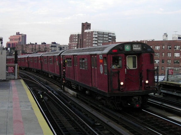 R-33ML 9275 @ Bedford Pk Blvd-Lehman College (4). Photo taken by Brian Weinberg, 8/1/2002.