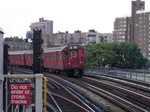 R-33ML 9275 @ Bedford Pk Blvd-Lehman College (4). Photo taken by Brian Weinberg, 8/1/2002.