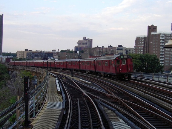 R-33ML 9275 @ Bedford Pk Blvd-Lehman College (4). Photo taken by Brian Weinberg, 8/1/2002.