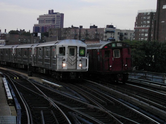 R-33ML 9275 @ Bedford Pk Blvd-Lehman College (4). Photo taken by Brian Weinberg, 8/1/2002.