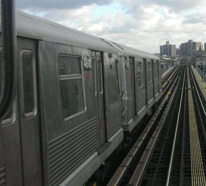 R-42 4618 @ Williamsburg Bridge (M). Photo by Brian Weinberg, 11/27/2002. (90k) PDRM1047a.jpg