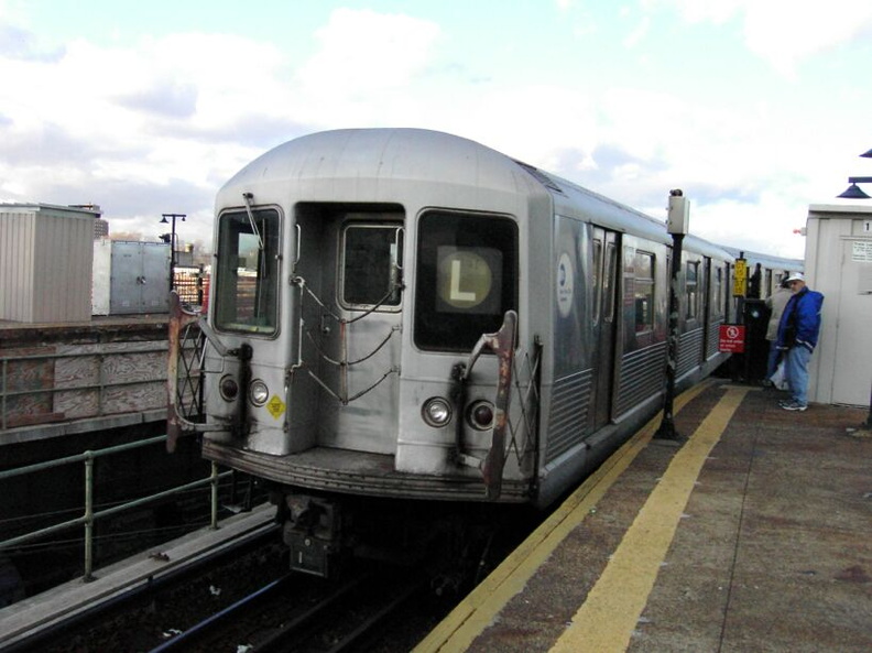 R-42 @ Atlantic Av (L). Photo by Brian Weinberg, 11/27/2002. (81k)