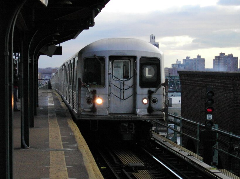 R-42 @ Atlantic Av (L). Photo by Brian Weinberg, 11/27/2002. (78k)