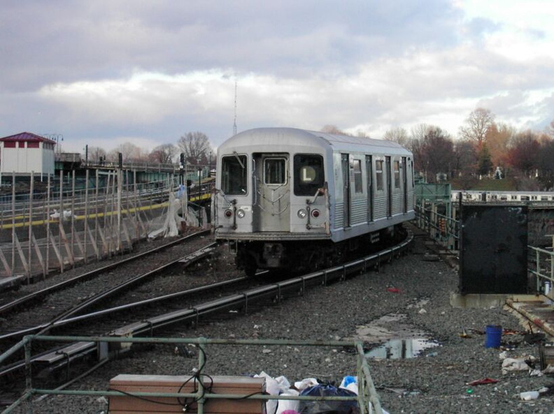 R-42 @ leaving Atlantic Av (L). Photo by Brian Weinberg, 11/27/2002. (94k)