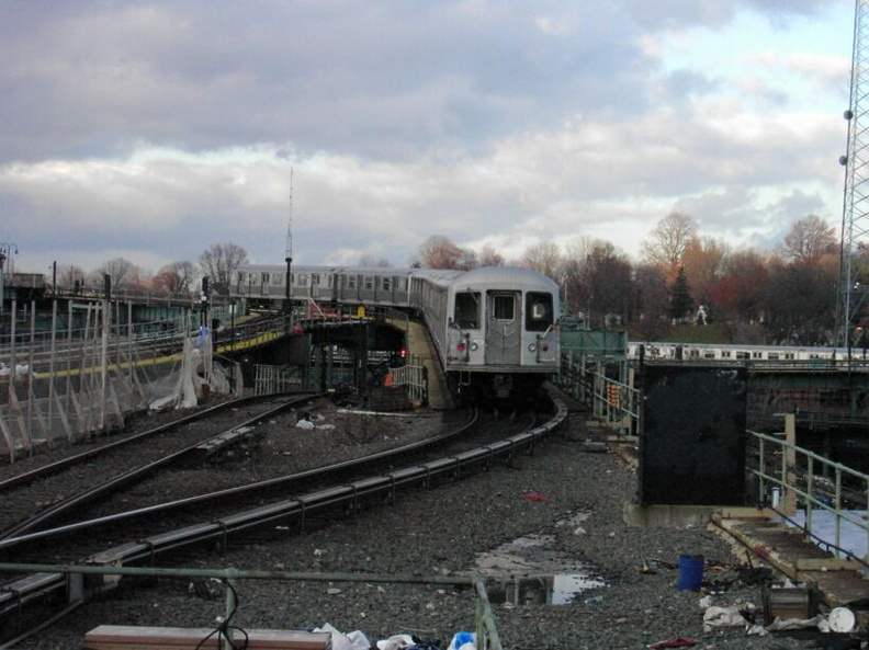 R-42 @ leaving Atlantic Av (L). Photo by Brian Weinberg, 11/27/2002. (89k)