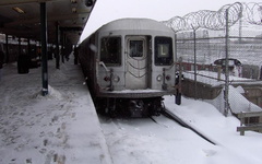 R-42 4698 @ Rockaway Pkwy (L). Photo taken by Brian Weinberg, 02/17/2003. This was the Presidents Day Blizzard of 2003.
