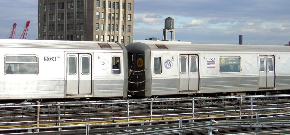 R-68 @ Queensboro Plaza (N/W). Photo by Brian Weinberg, 01/09/2003.