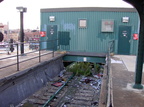 Center trackway @ Wyckoff Av (M). Photo by Brian Weinberg, 11/27/2002. (110k)